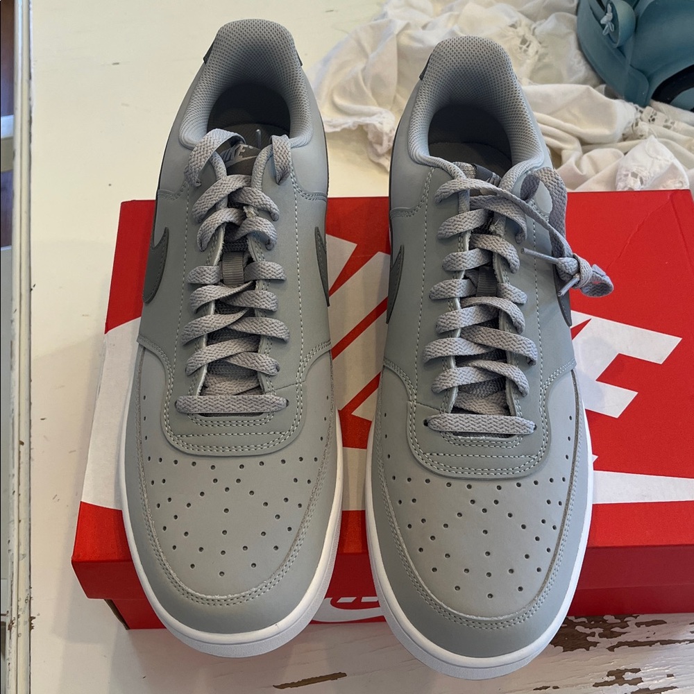 Nike Men's Dunk Low Retro sneakers. Grey and white. NWT